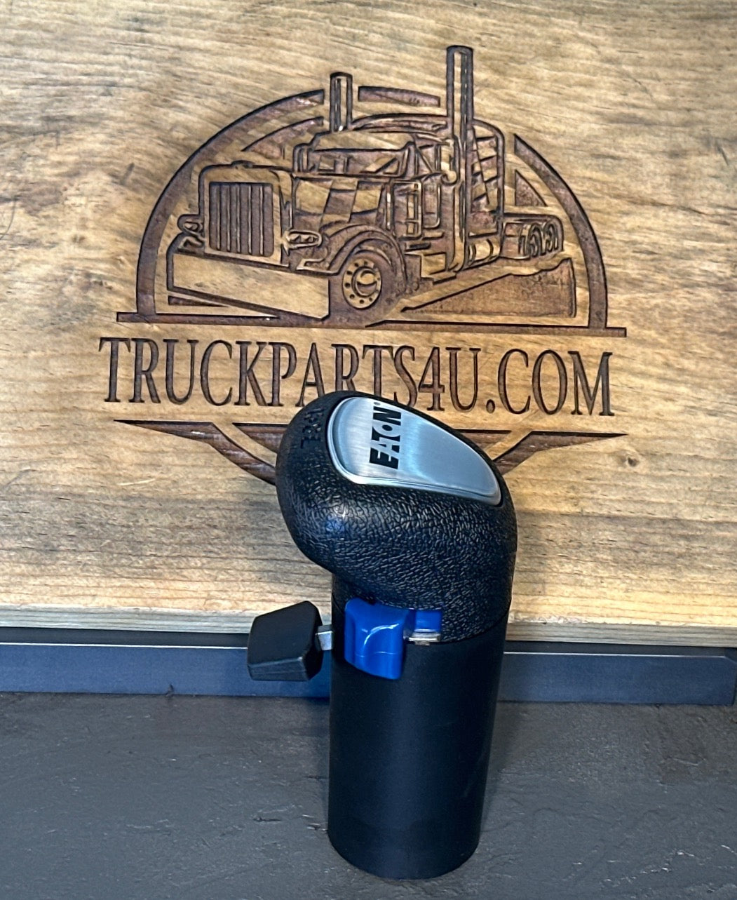 Front view: Eaton Fuller A-6915 15-speed pistol grip shift knob front view with dual flippers