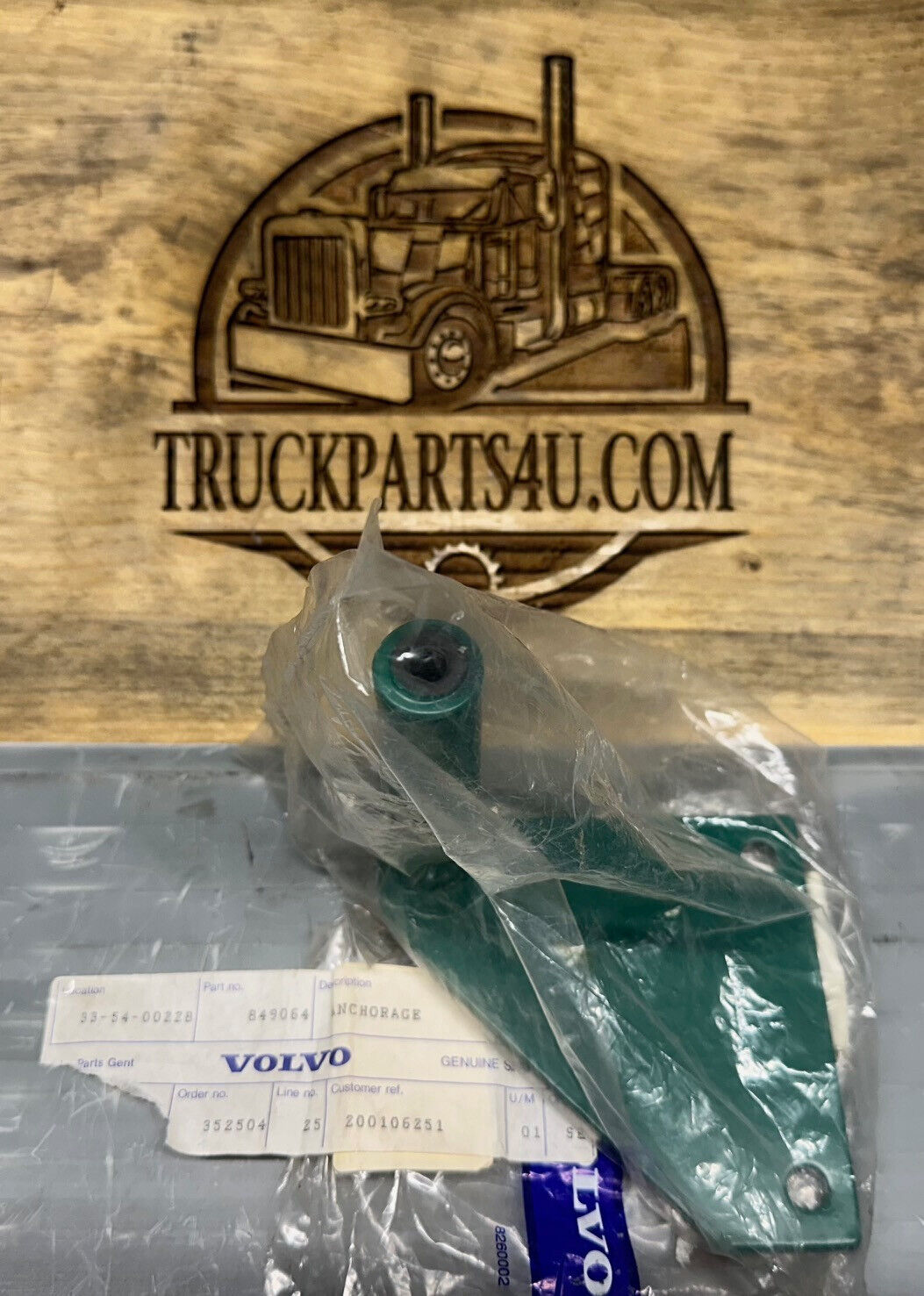 849064 Volvo Penta radiator support bracket – new genuine NOS