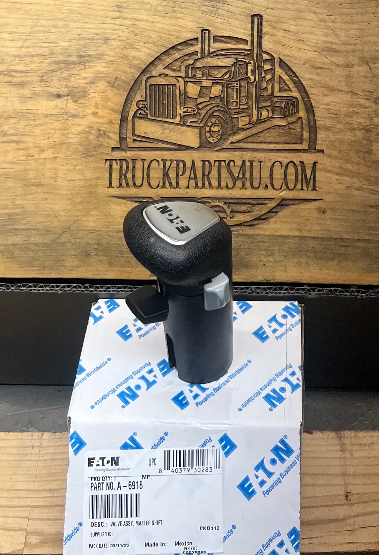 A6918 Eaton Fuller black pistol grip shift knob front view with blue button for Fuller 18-speed RTLO18918B