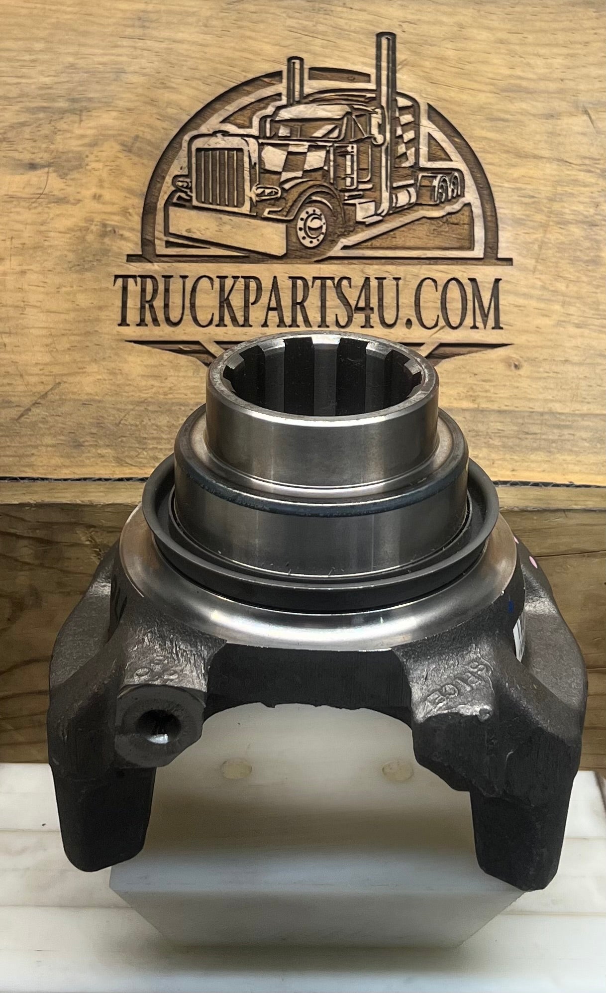 Rear hub view of Dana Spicer 170-4-481-1X SPL170 end yoke showing the splined bore, machined hub, seal area, and yoke legs