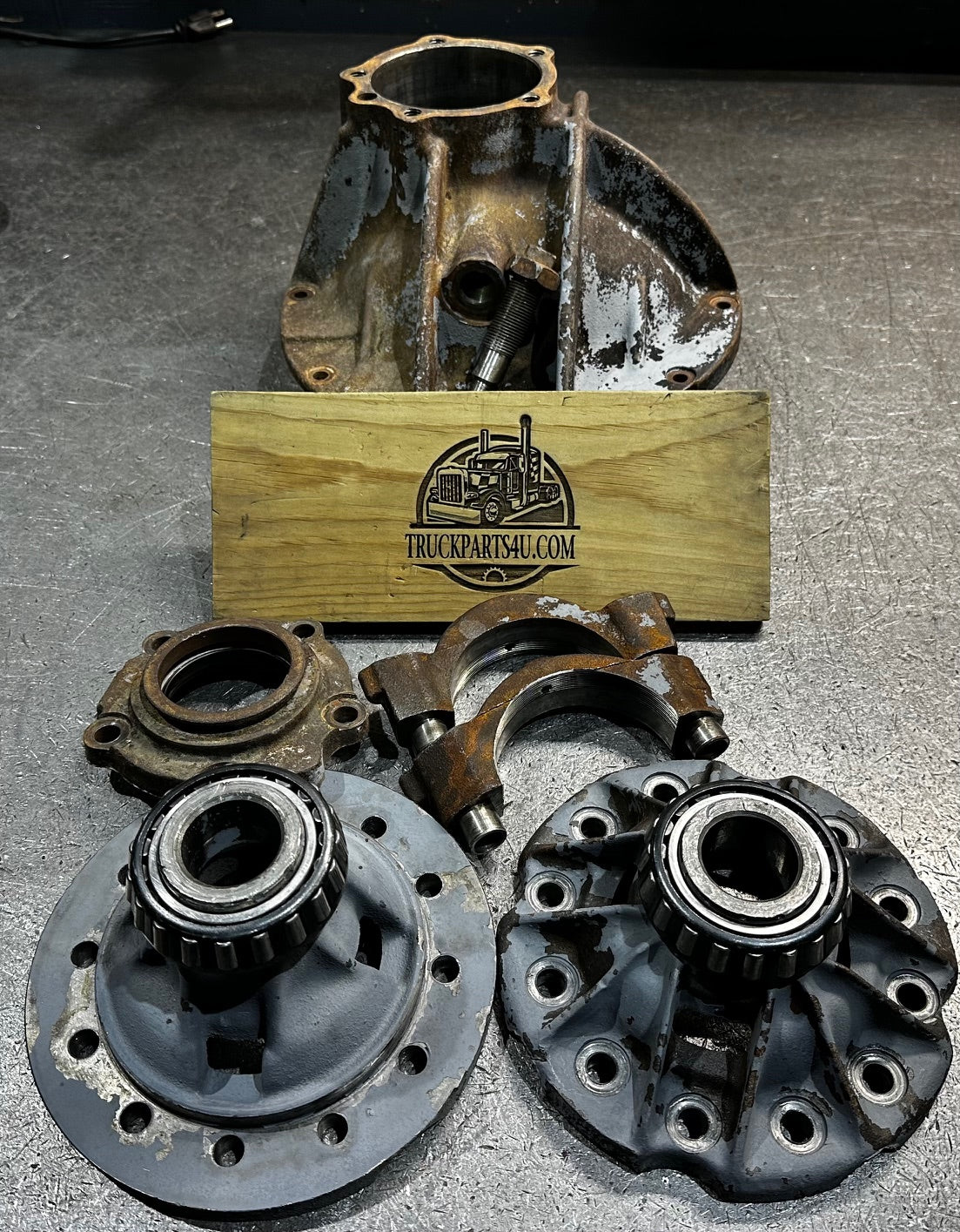 Prepped GM Eaton HO72 / H072 differential carrier housing with casting number 393465, ready for rebuild. Inspected and functional. Outright sale from Ohio's premier heavy-duty drivetrain rebuilder.