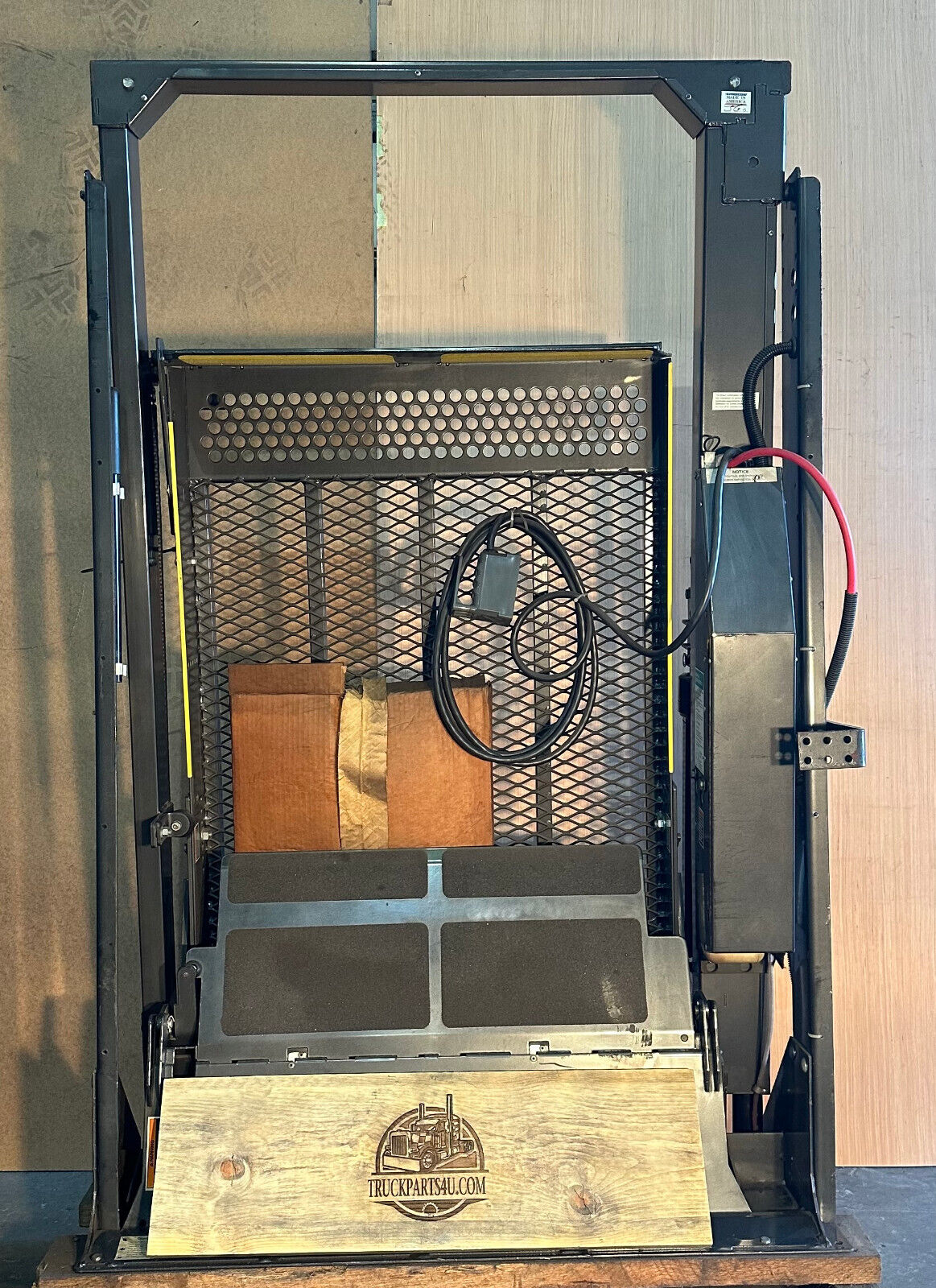 Braun L205U64ARS Wheelchair Lift – ULTRA Series 06, NOS, paint wear from storage