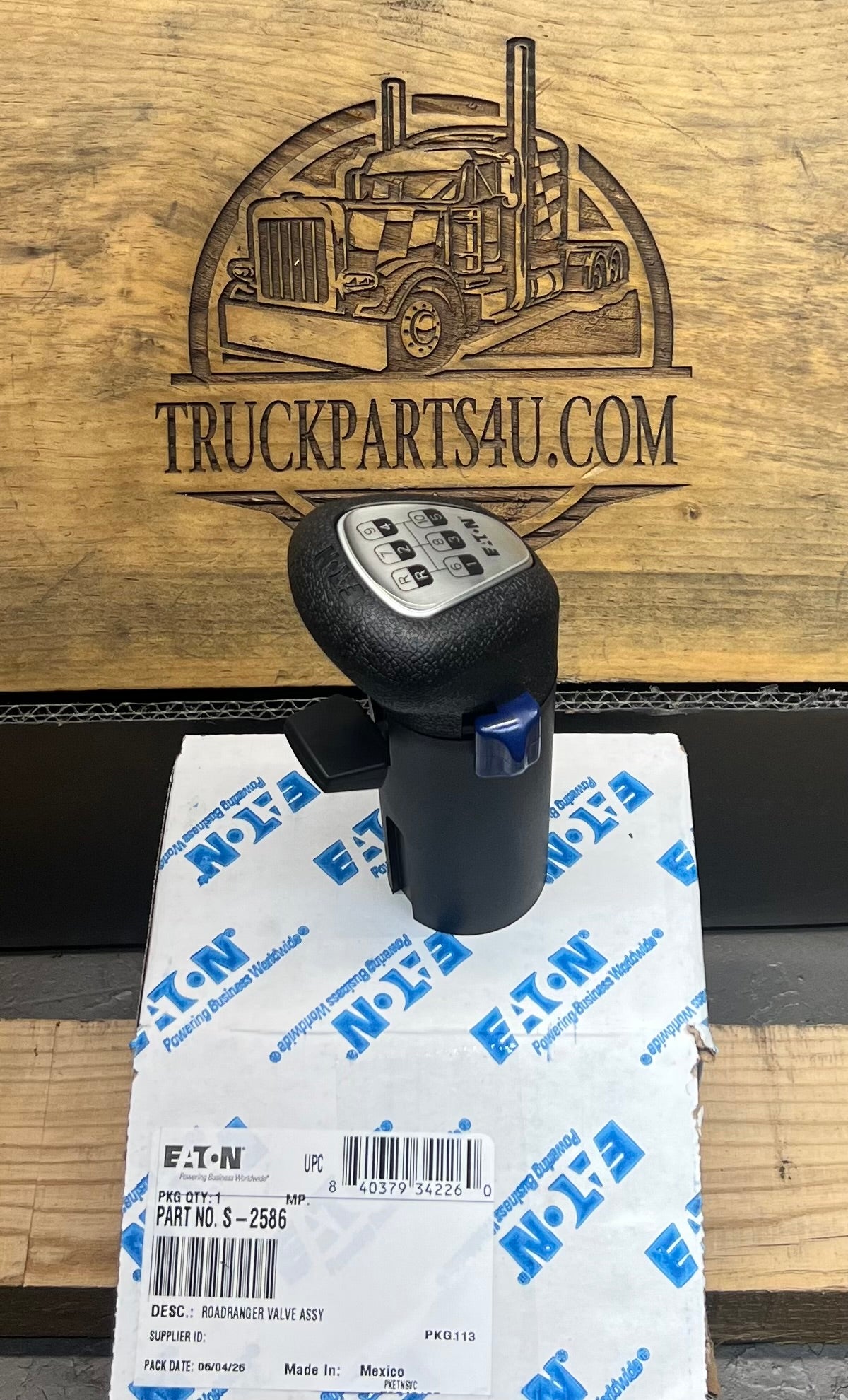 S2586 Eaton Fuller pistol grip shift knob with printed 15-speed shift pattern on top, front view on packaging, new genuine OEM