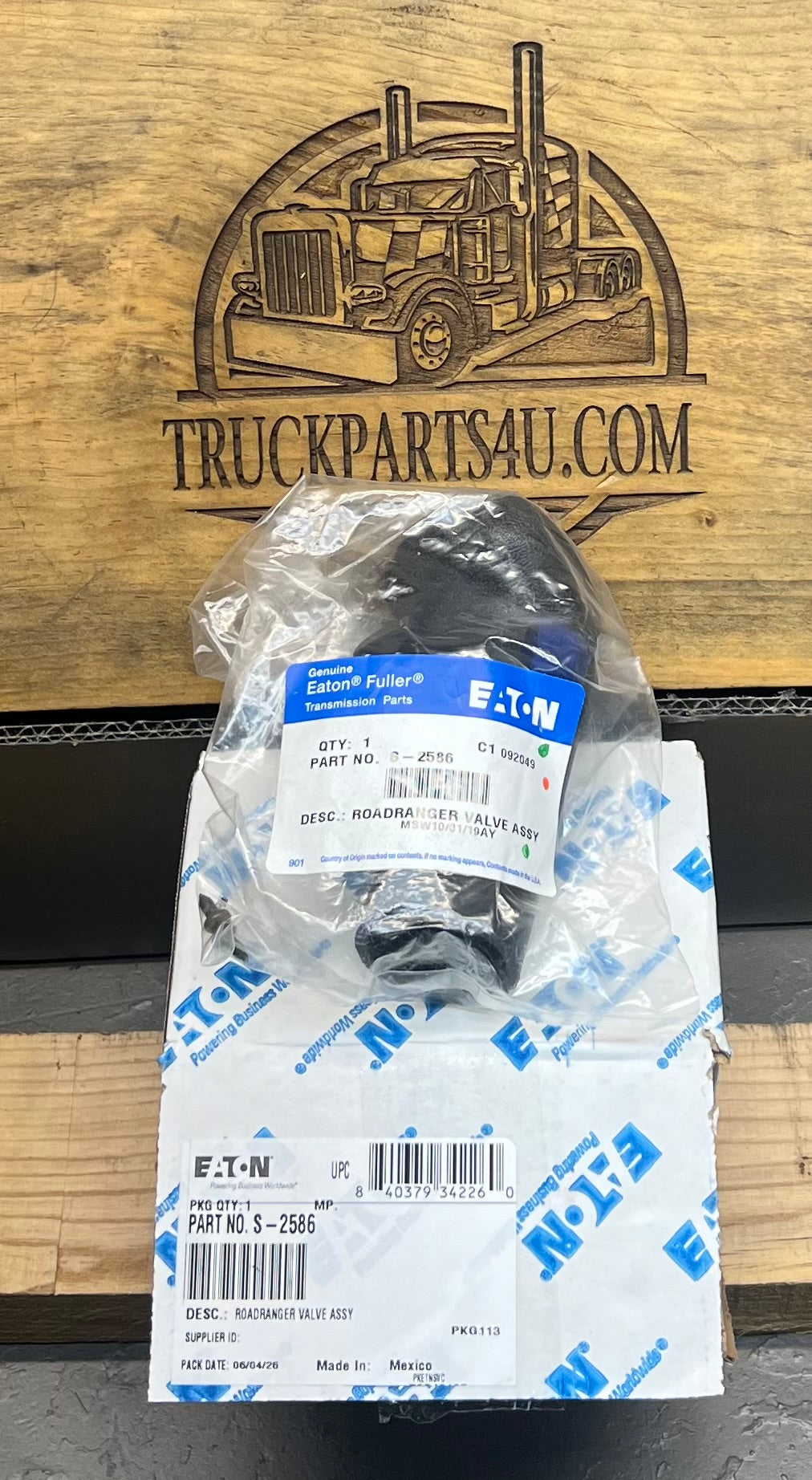 S2586 Eaton Fuller pistol grip shift knob with printed shift pattern in factory sealed packaging, new genuine OEM
