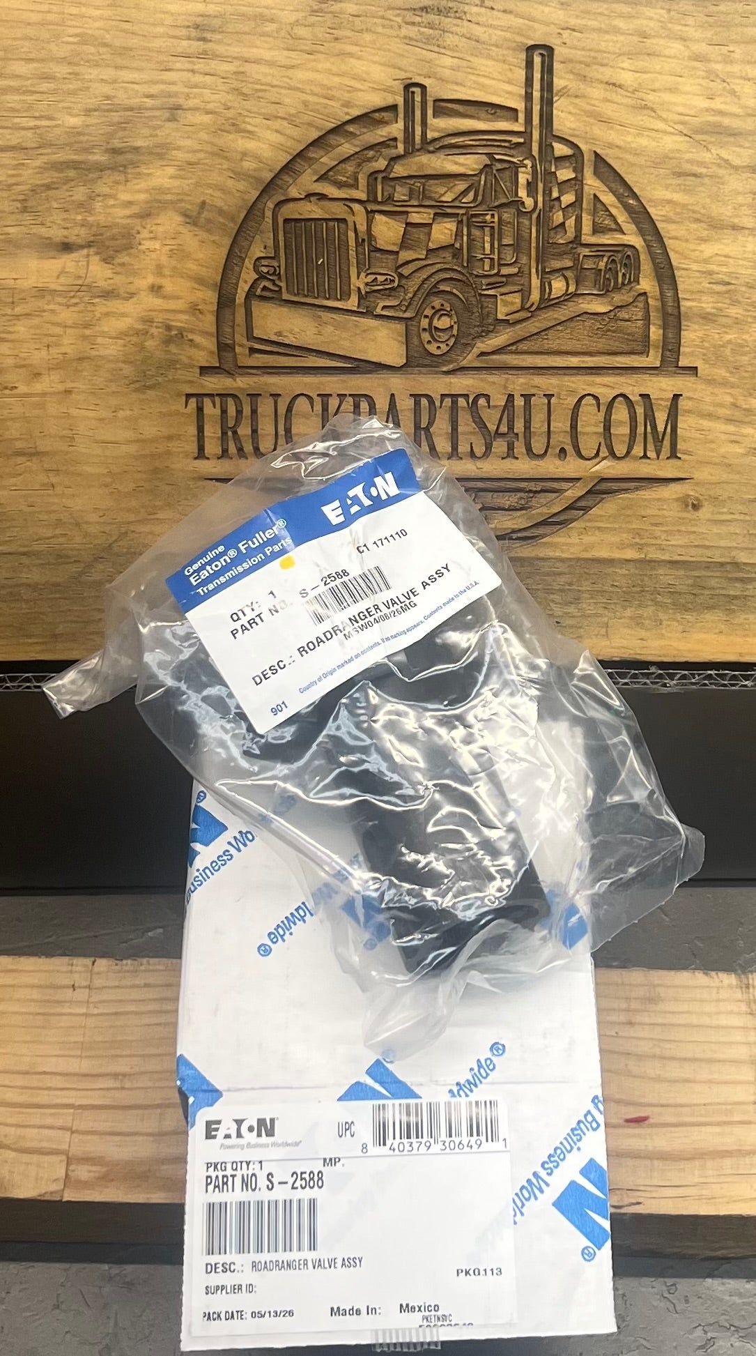 S2588 Eaton Fuller pistol grip shift knob with printed shift pattern in factory packaging, new genuine OEM