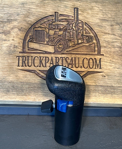 Front view: Eaton Fuller A-6915 15-speed pistol grip shift knob front view with dual flippers

